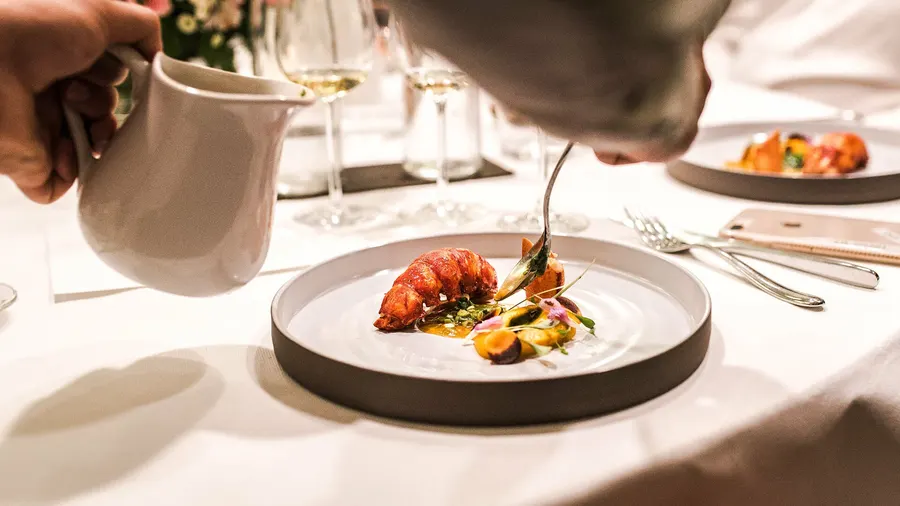 Assiette de haute gastronomie servie lors d'un dîner de gala de rallye