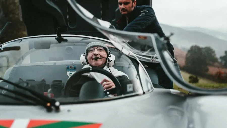 Portrait émouvant d'un pilote dans une Porsche 910 vintage avant une spéciale de rallye