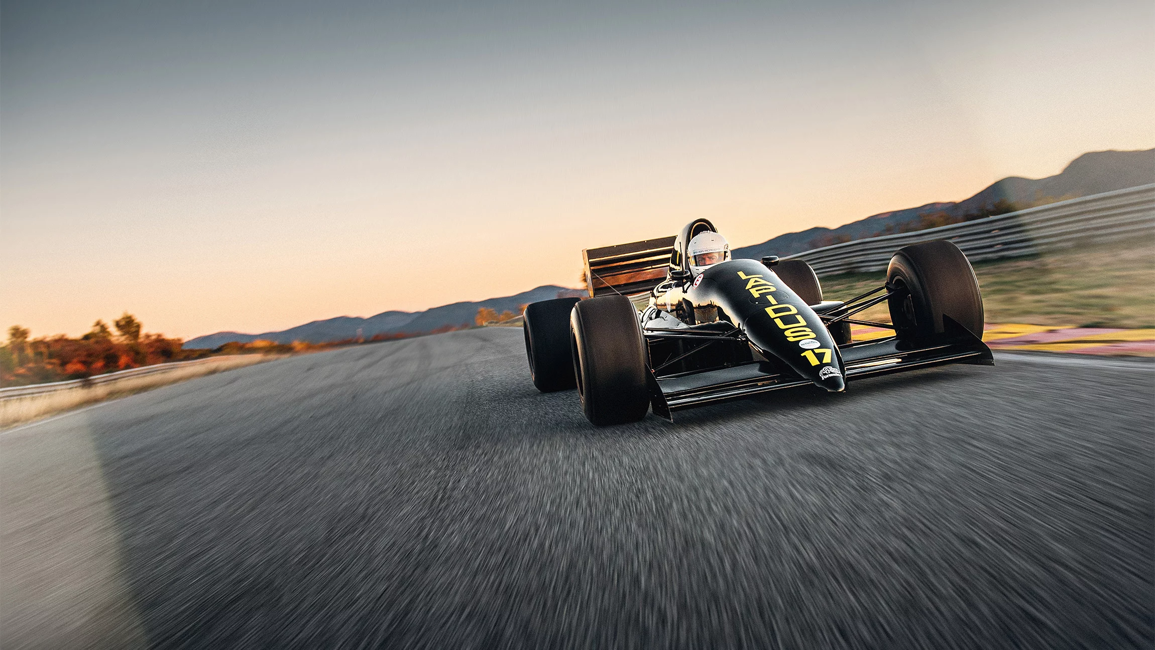 Voiture de course historique négociant un virage sur circuit, photographie sport automobile par Loïc Kernen