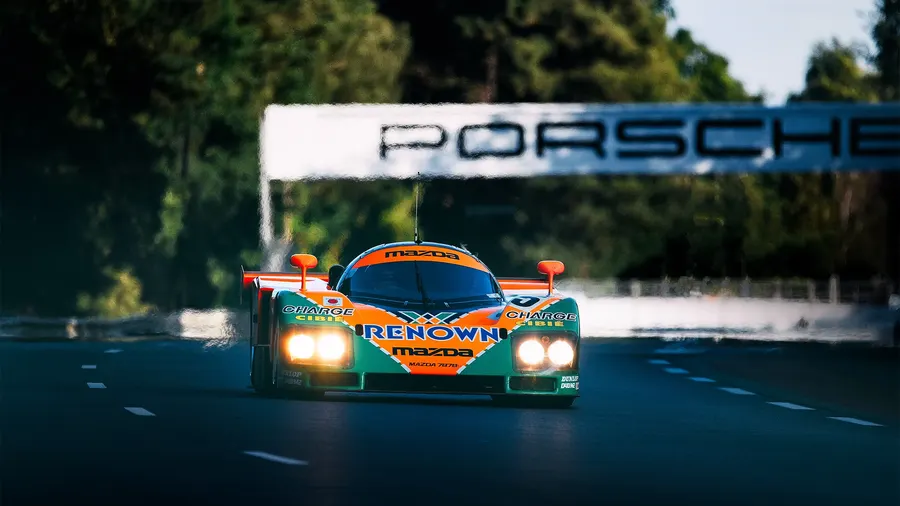 Prototype de course Mazda en compétition sur circuit