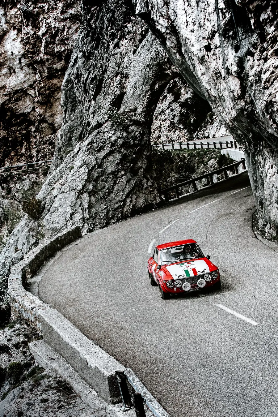 Lancia Fulvia de rallye en compétition sur une spéciale de montagne