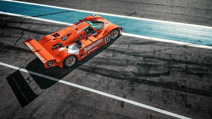 Voiture de course vintage négociant un virage serré