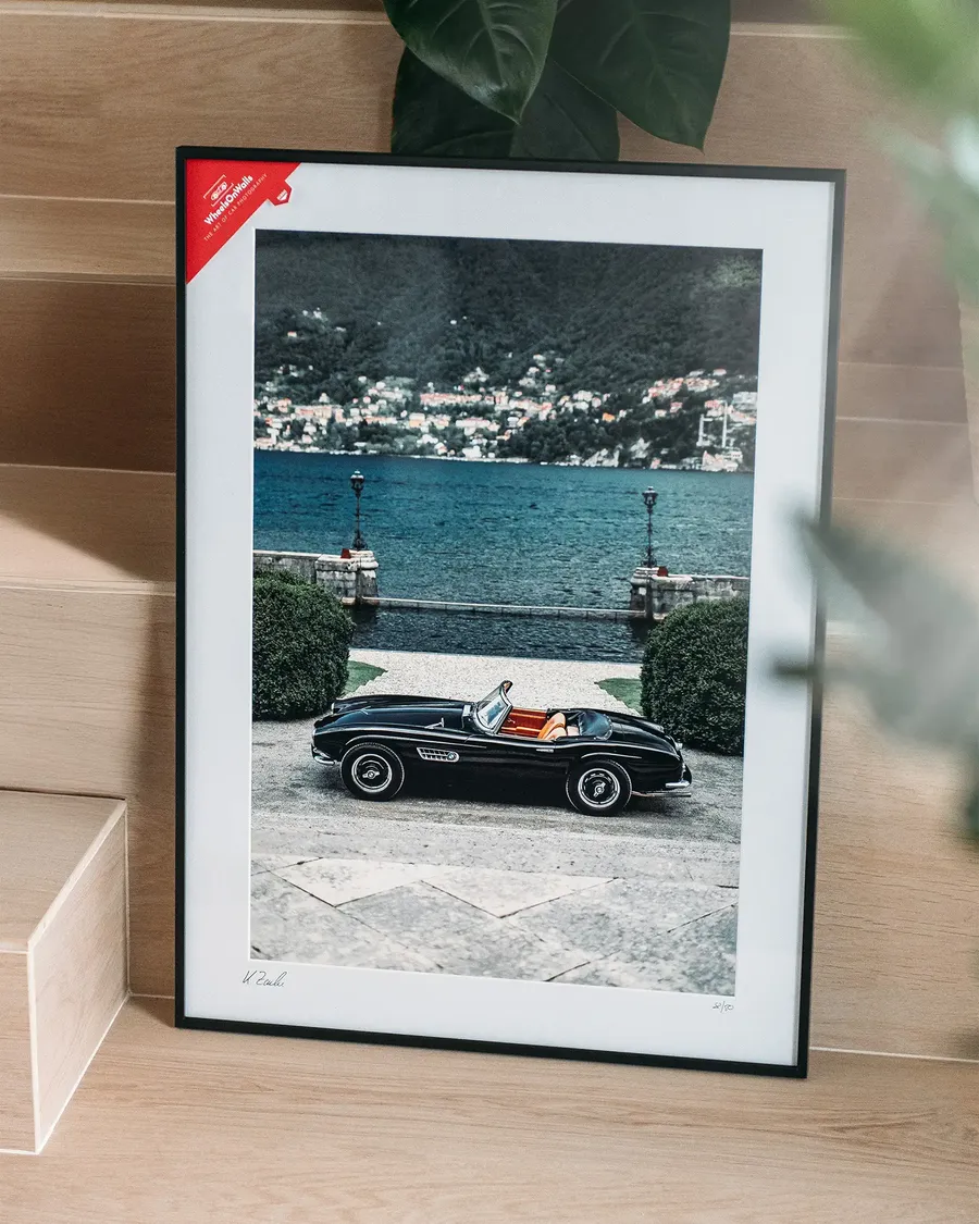 Tirage d'art encadré d'une BMW 507 surplombant le lac de Côme, édition limitée WheelsOnWalls