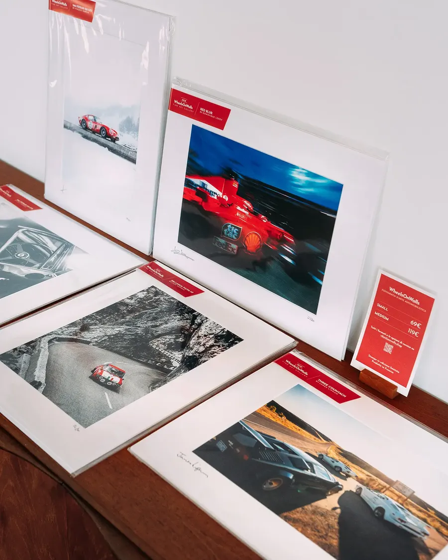Tirages d'art WheelsOnWalls exposés chez un revendeur spécialisé